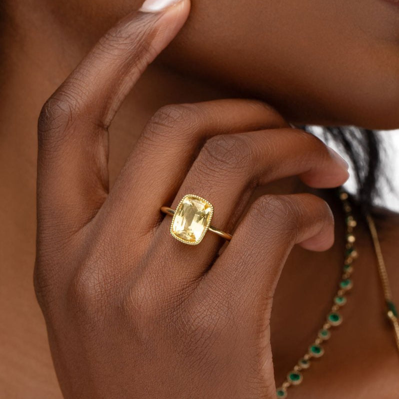 5 CARAT YELLOW SAPPHIRE RING IN 18 KARAT GOLD - ALL RINGS