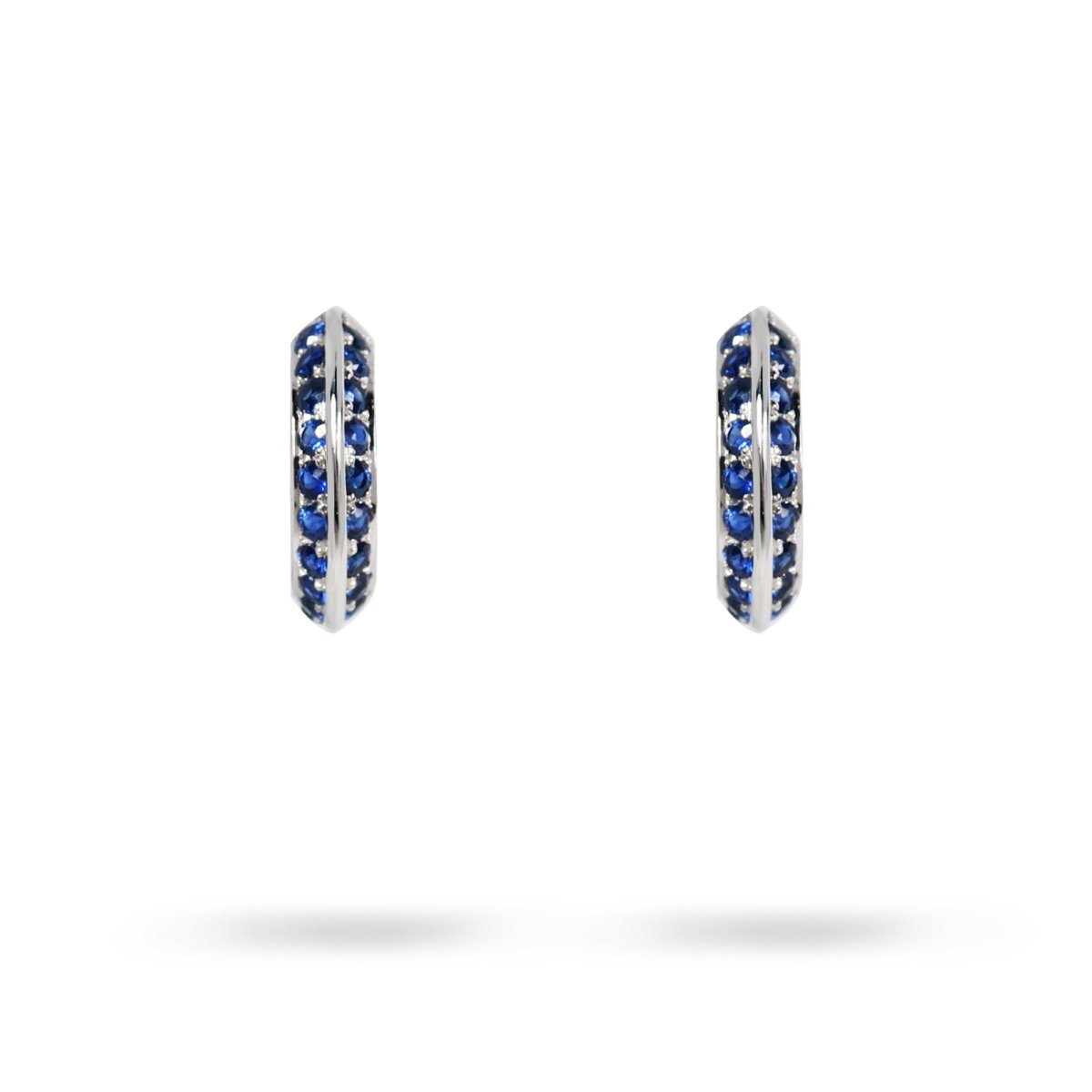 KNIFE EDGE SMALL HUGGIE HOOPS WITH BLUE SAPPHIRE IN WHITE GOLD - 