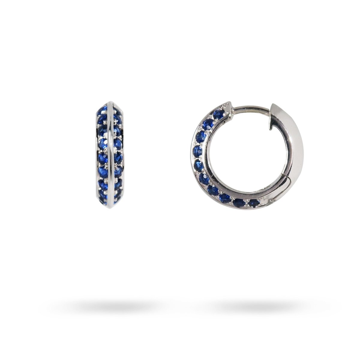 KNIFE EDGE SMALL HUGGIE HOOPS WITH BLUE SAPPHIRE IN WHITE GOLD - 
