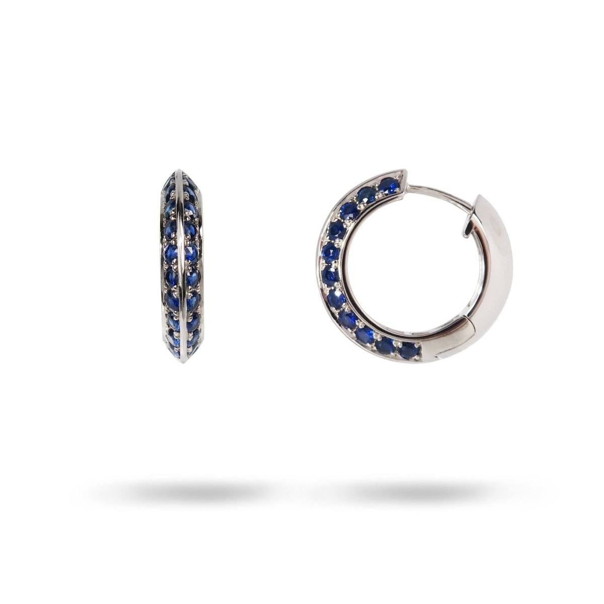 KNIFE EDGE HUGGIE EARRING IN WHITE GOLD WITH BLUE SAPPHIRE - EARRINGS