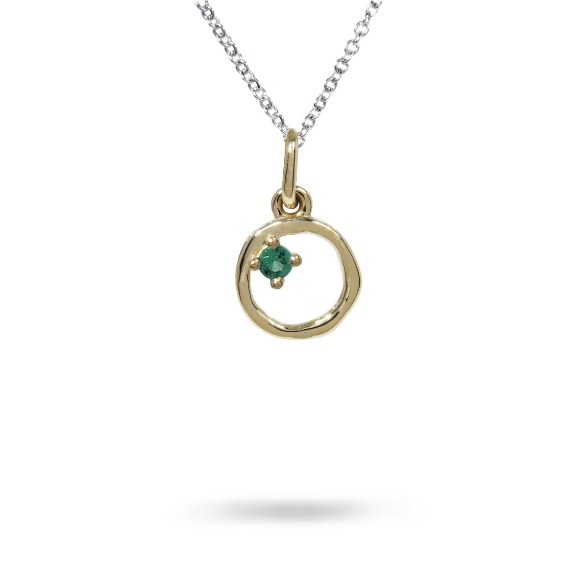 9MM ORGANIC CIRCLE WITH EMERALD IN YELLOW GOLD - NECKLACES