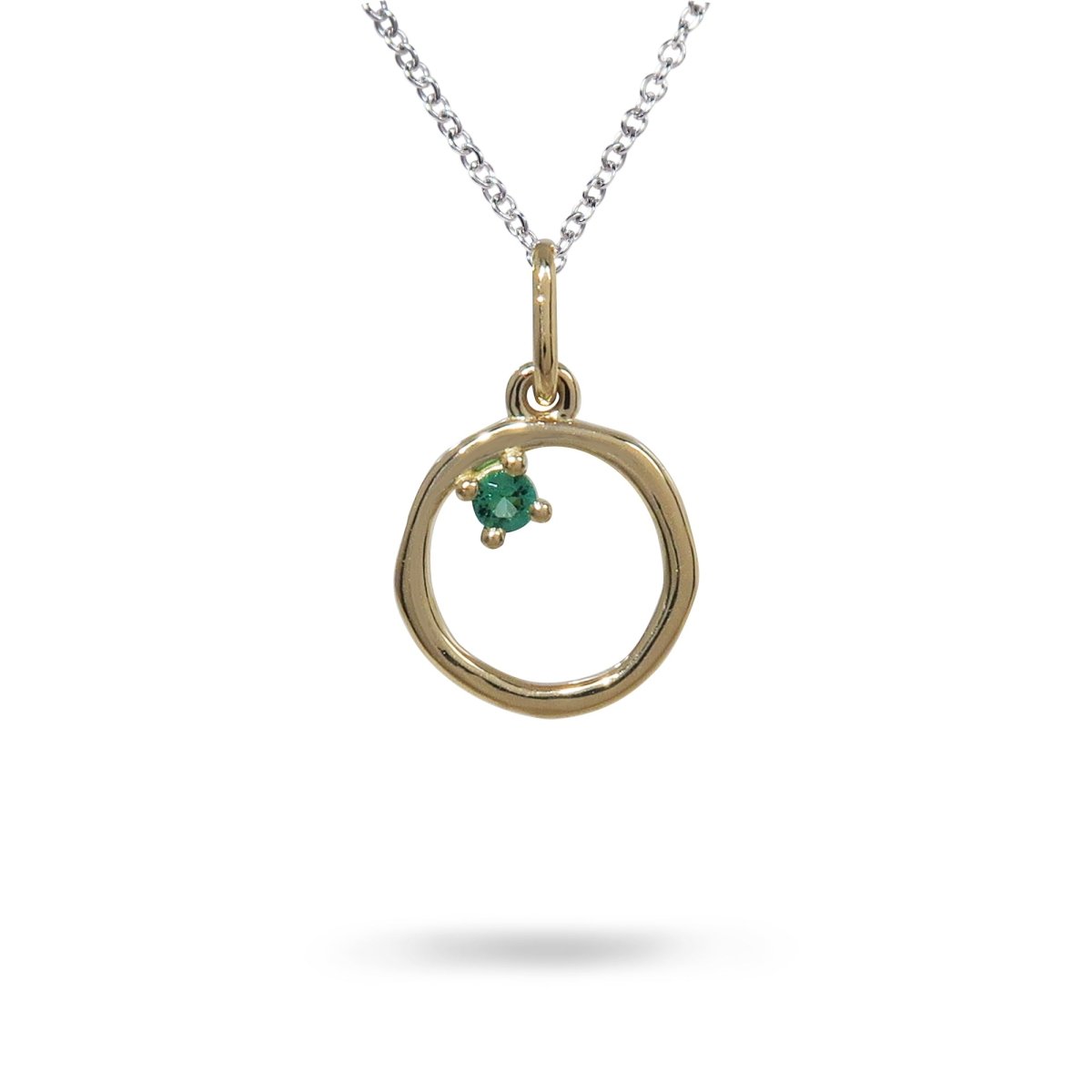 12MM ORGANIC CIRCLE WITH EMERALD IN 14K YELLOW GOLD - NECKLACES