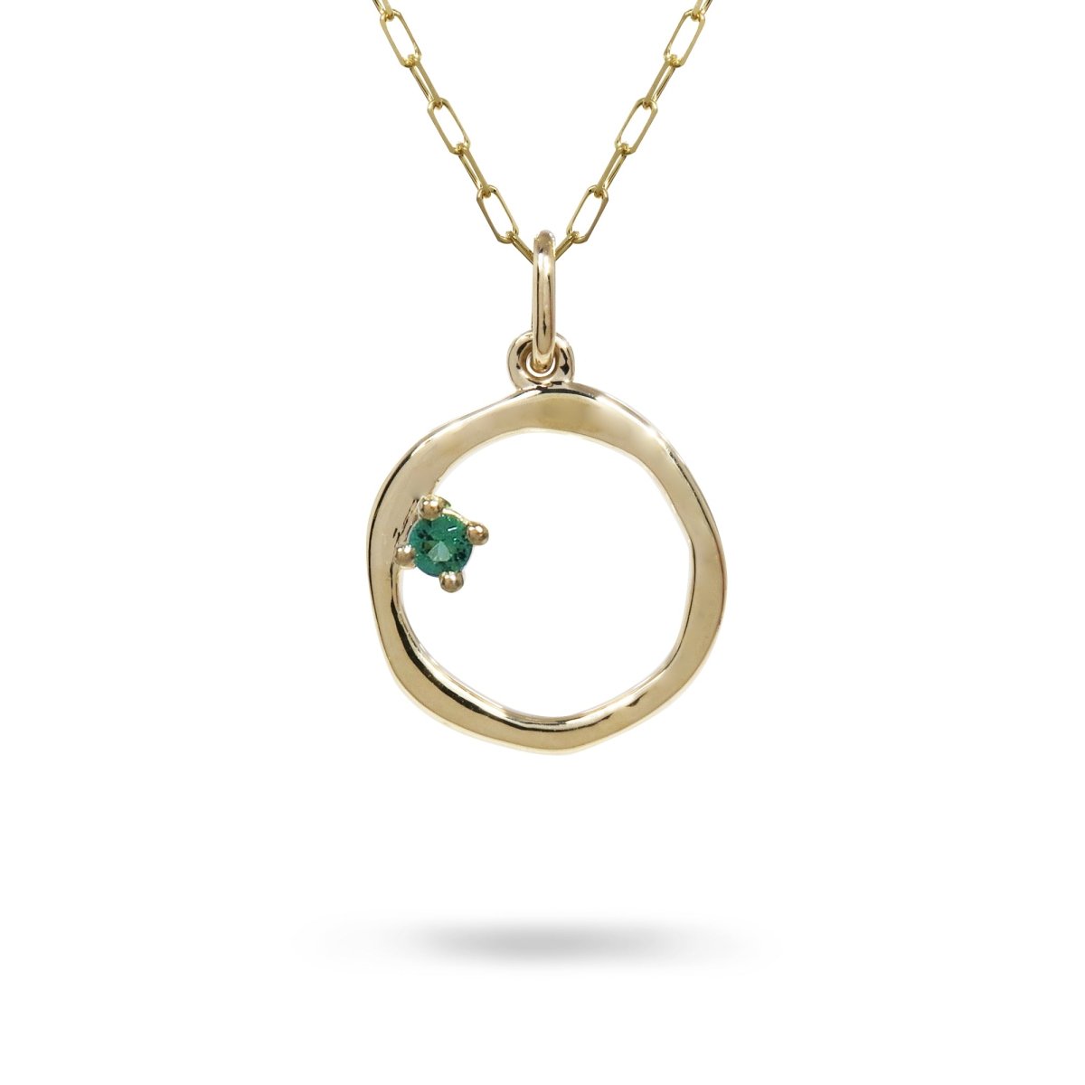 15MM ORGANIC CIRCLE WITH EMERALD IN 14K YELLOW GOLD - NECKLACES