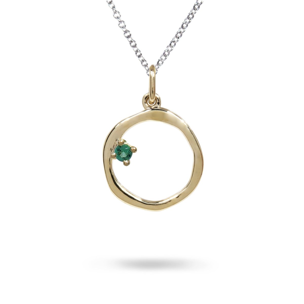 15MM ORGANIC CIRCLE WITH EMERALD IN 14K YELLOW GOLD - NECKLACES