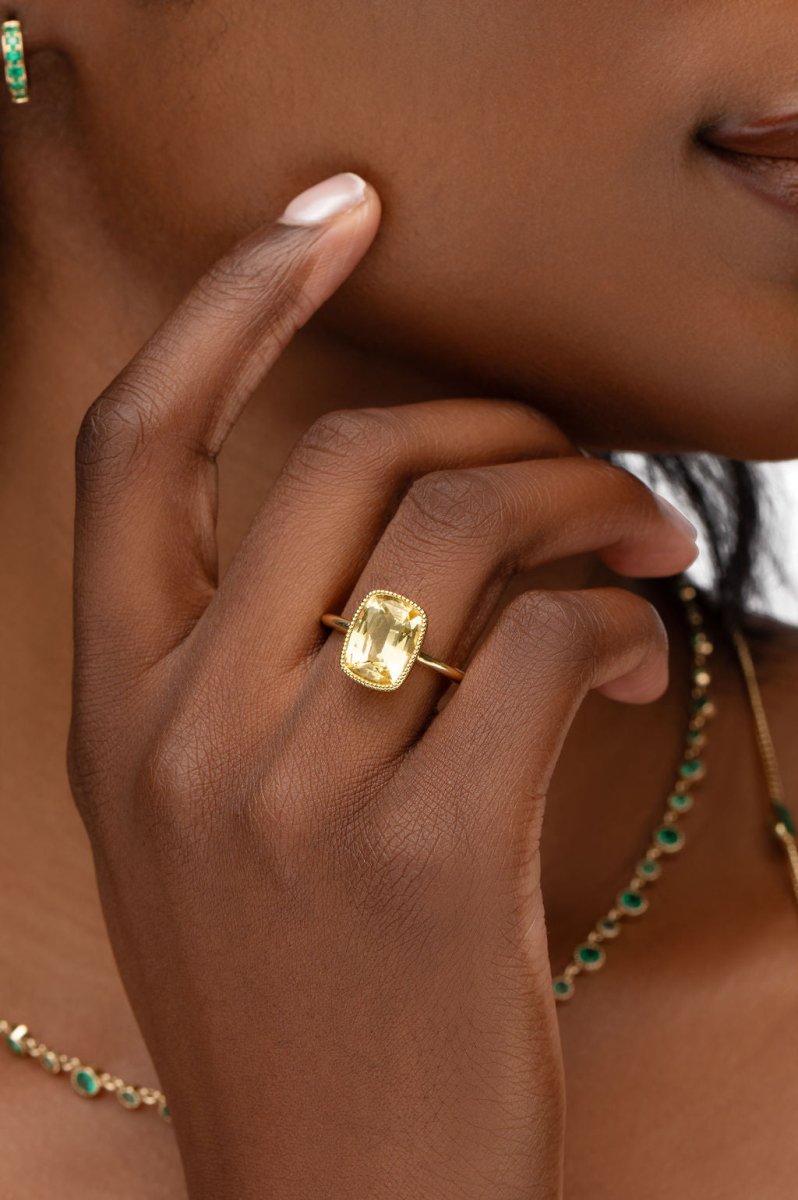 5 CARAT YELLOW SAPPHIRE RING IN 18 KARAT GOLD - ALL RINGS