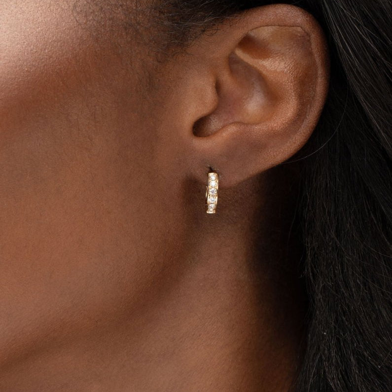 DIAMOND HUGGIE EARRINGS IN YELLOW GOLD - EARRINGS