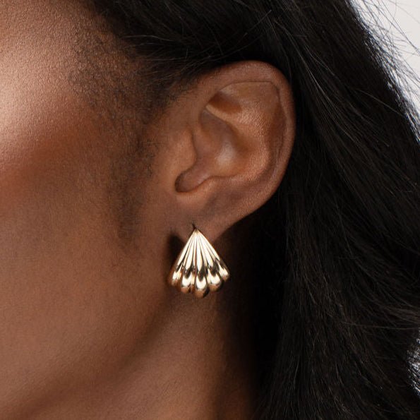 SCALLOPED HOOP EARRINGS IN YELLOW GOLD - EARRINGS