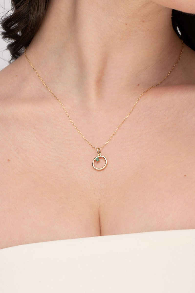 ORGANIC CIRCLE WITH EMERALD IN YELLOW GOLD - NECKLACES