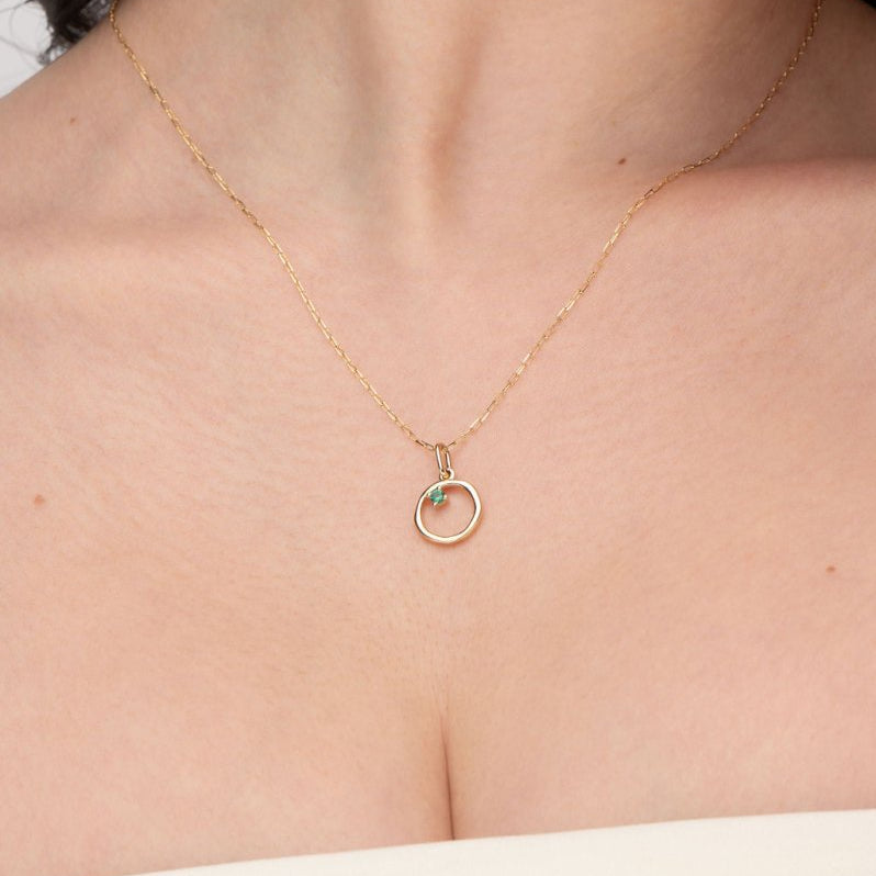ORGANIC CIRCLE WITH EMERALD IN YELLOW GOLD - NECKLACES