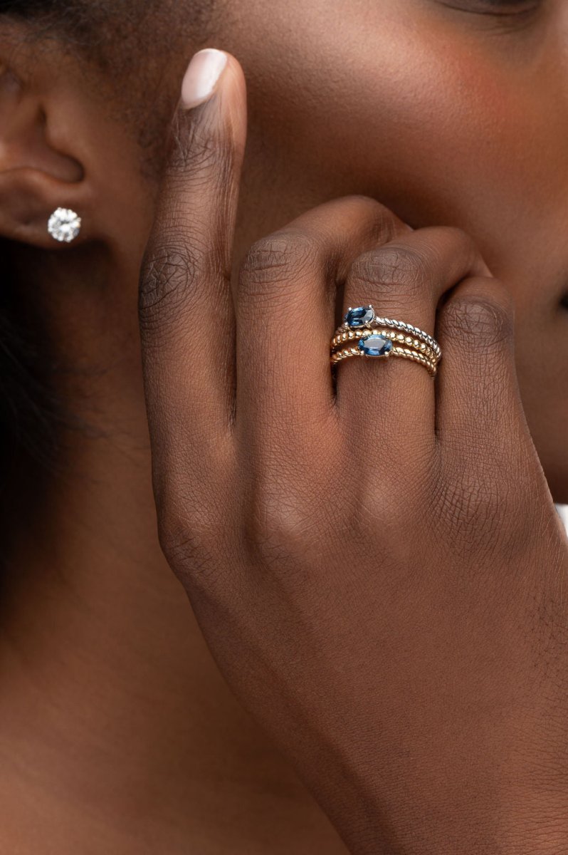 OVAL BLUE SAPPHIRE TWIST BAND IN WHITE GOLD - 