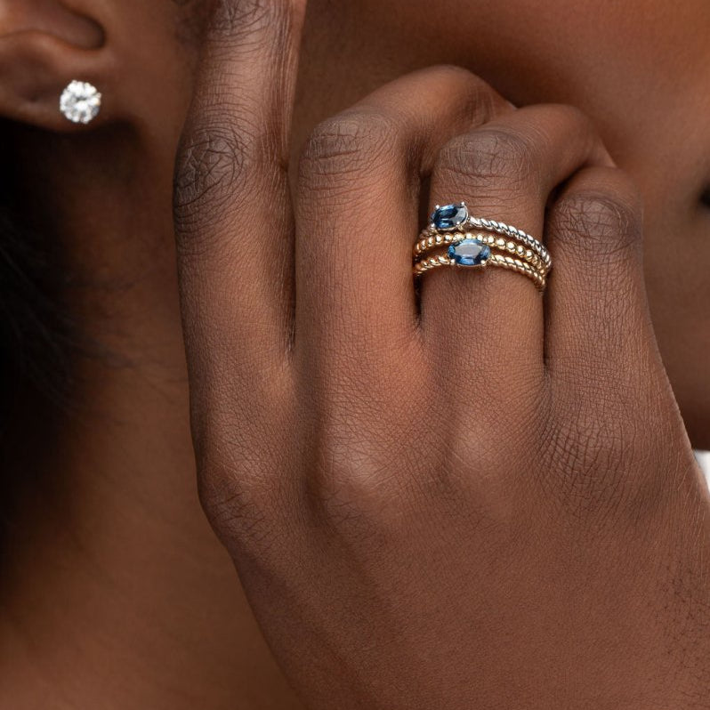OVAL BLUE SAPPHIRE TWIST BAND IN WHITE GOLD - 