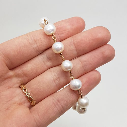 BLOSSOM TOGGLE TIED WHITE PEARL BRACELET IN YELLOW GOLD