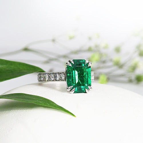 EMERALD RING WITH DOUBLE TEARDROP CLAWS -