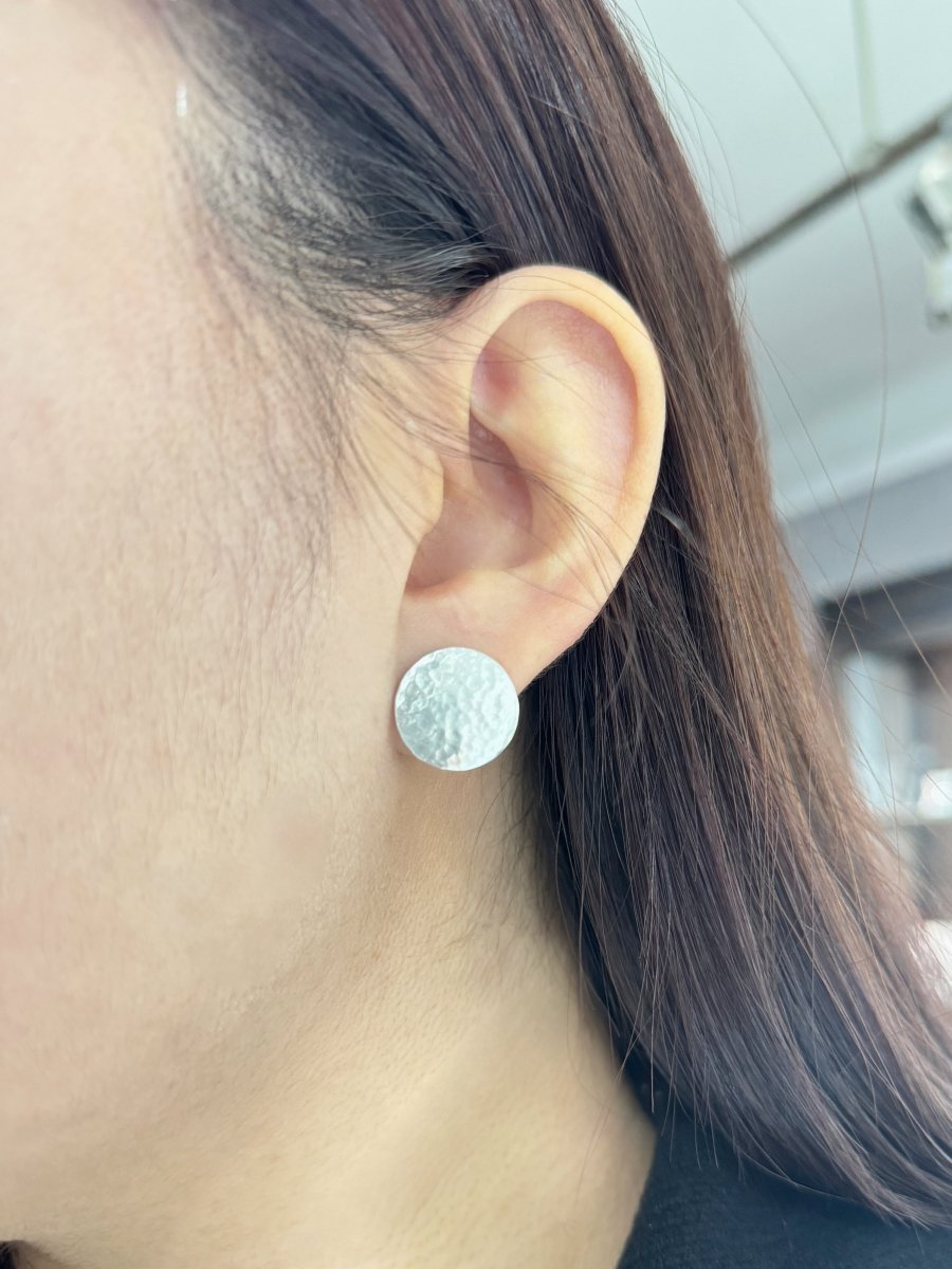 MATTE HAMMERED DISC STUD EARRINGS IN STERLING SILVER - EARRINGS
