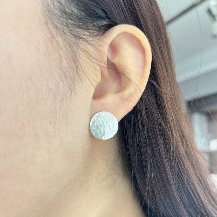 MATTE HAMMERED DISC STUD EARRINGS IN STERLING SILVER - EARRINGS
