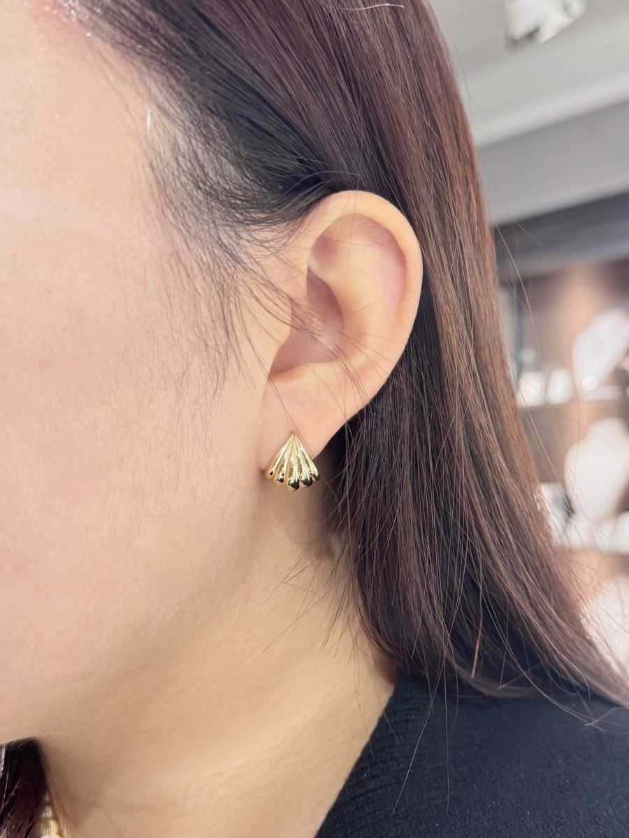SMALL SCALLOPED HOOP EARRINGS IN YELLOW GOLD - EARRINGS