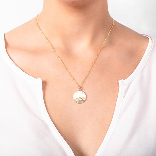 HAMMERED SMALL DISC PENDANT IN YELLOW GOLD - NECKLACES