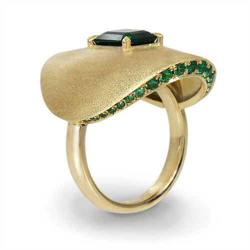 EMERALD SADDLE RING IN 18 KARAT GOLD - ALL RINGS