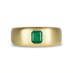 EMERALD FLUSH SET INTO BRUSHED YELLOW GOLD -