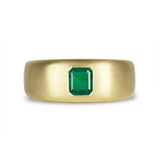 EMERALD FLUSH SET INTO BRUSHED YELLOW GOLD -