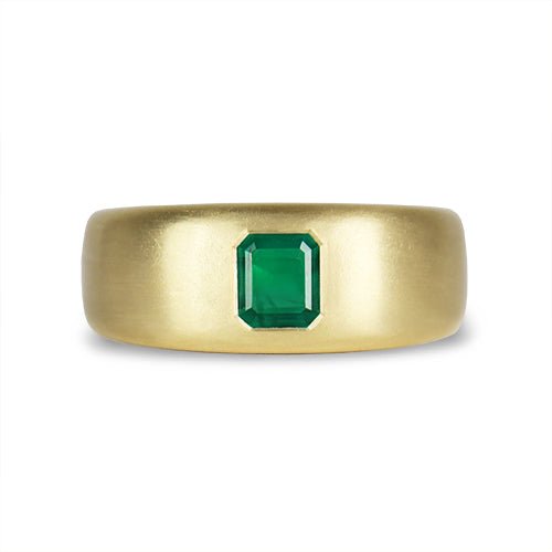 EMERALD FLUSH SET INTO BRUSHED YELLOW GOLD -