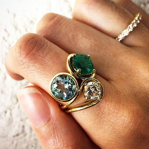 THREE GEM STATEMENT RING IN YELLOW GOLD -